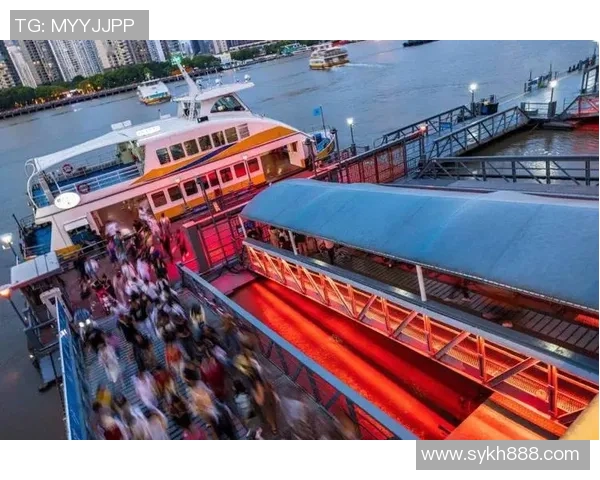 环外滩慈悲自行车赛收官，数百名骑行爱好者感触 “一江一河”景象